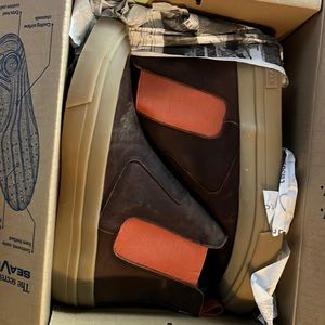 Oiled leather Seavees with small snag in fabric, limited addition